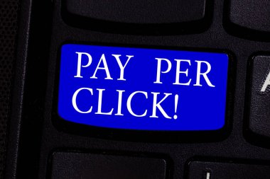 Pay Per Click gösterilen not yazma. Ziyaretçi reklamları reklam Seo pazarlama klavye tuşuna basarak tuş takımı fikir bilgisayar ileti oluşturmak için niyet üzerinden para almak showcasing iş fotoğraf.