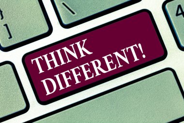 Kavramsal el düşünüyorum farklı gösterilen yazma. İş fotoğraf metin yeniden düşünmeye değişikliği vizyon elde yeni fikirler yenilik klavye tuşu bilgisayar ileti fikir oluşturmak için niyet.