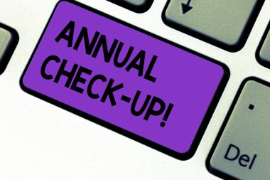 Yıllık kontrol kadar gösterilen not yazma. Yıllık değerlendirme vitrine ve sağlık durumu klavye tuşuna basarak tuş takımı fikir bilgisayar ileti oluşturmak için niyet gösteren iş fotoğraf.