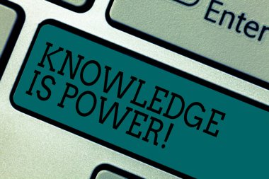 Bilgi güç gösterilen metin işareti. Kavramsal fotoğraf öğrenme-ecek vermek diğerleri klavye avantaj tuşuna basarak tuş takımı fikir bilgisayar ileti oluşturmak için niyet.