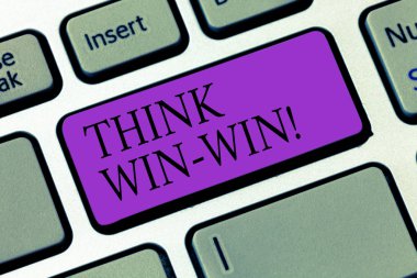 Kavramsal el düşünüyorum Win Win gösterilen yazma. Müzakere stratejisi için faydaları klavye tuşu bilgisayar ileti fikir oluşturmak için niyet elde etmek için her iki ortaklarına vitrine iş fotoğraf.