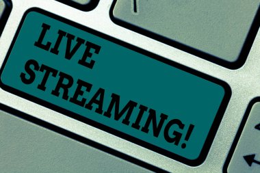 Kavramsal el Live Streaming gösterilen yazma. Medya gerçek zamanlı aktarım Multimedya teknoloji yayın klavye tuşu bilgisayar ileti fikir oluşturmak için niyet vitrine iş fotoğraf.