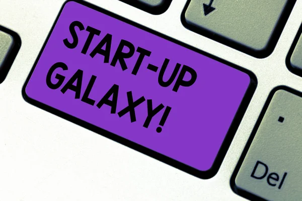 Schrijven van notitie weergegeven: Start Up Galaxy. Zakelijke foto presentatie nieuw ontstaan bedrijf gemaakt door nieuwe ondernemers toets op het toetsenbord te willen maken van computer bericht op idee van het toetsenbord te drukken. — Stockfoto