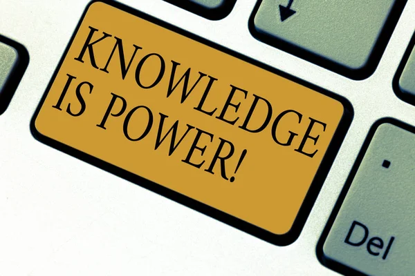 Tekst teken weergegeven: kennis Is macht. Conceptuele foto leren krijgt u voordeel ten opzichte van anderen toetsenbord toets voornemen om computer bericht te drukken toetsenblok idee te maken. — Stockfoto