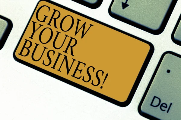 Tekst teken weergegeven: Grow Your Business. Conceptuele foto verbeteren uw werk vergroten bedrijf overwinnen concurrenten toets op het toetsenbord te willen maken van computer bericht op idee van het toetsenbord te drukken. — Stockfoto