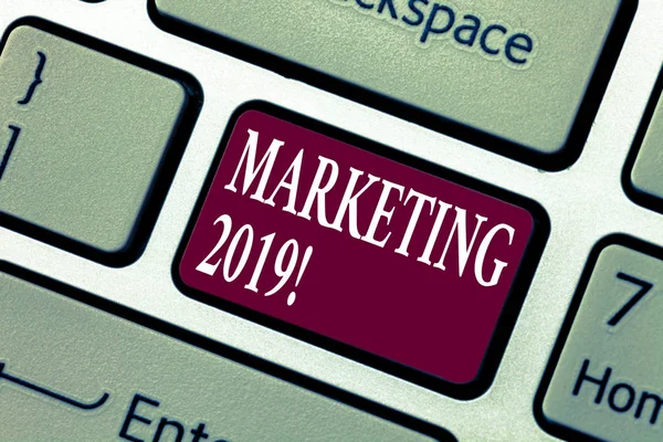 Escribir a mano conceptual mostrando marketing 2019. Foto de negocios mostrando estrategias de mercado de Año Nuevo Inicio nuevo Ideas publicitarias Teclado clave Intención de crear una idea de mensaje de computadora . — Foto de Stock