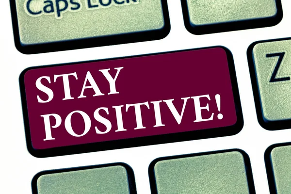 Escrita de mão conceitual mostrando Stay Positive. Apresentação de fotos de negócios Seja otimista Motivado Boa Atitude Inspirado Teclado Esperançoso Intenção de criar ideia de mensagem de computador . — Fotografia de Stock