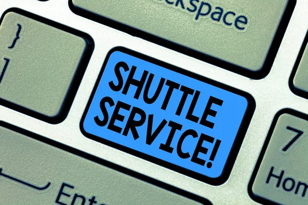 Word tekst intoetsen Shuttle Service. Businessconcept voor vervoer bieden appartement reizen toerisme voertuig toetsenbordtoets voornemen om computer bericht te drukken toetsenblok idee te maken. — Stockfoto