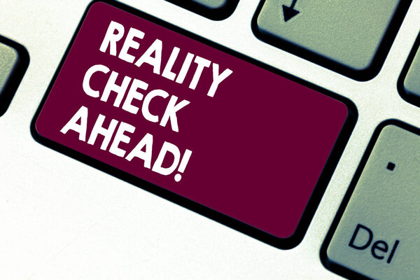 Почерк текста Reality Check Ahead. Концепция смысл Рассмотрим факты о ситуациях Реалистичная перспектива клавиша клавиатуры Намерение создать компьютерные сообщения нажатием клавиатуры идея
.