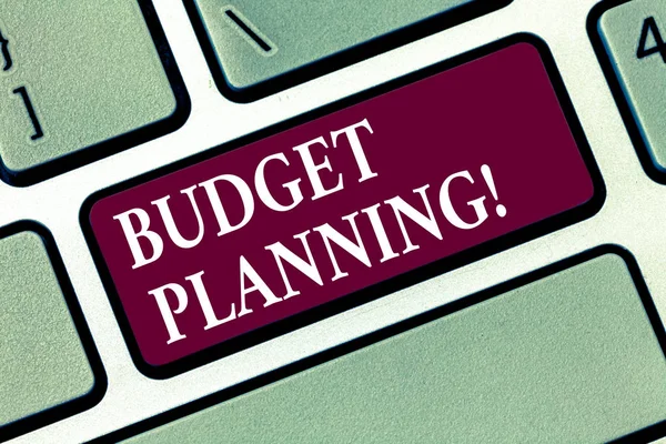 显示预算计划的概念手写。商业照片文本财务规划评估收益和费用键盘键意图创建计算机消息的想法. — 图库照片