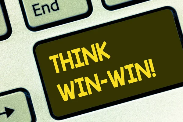 Sinal de texto mostrando Think Win Win. Foto conceitual Estratégia de negociação para ambos os parceiros para obter benefícios Teclado chave Intenção de criar mensagem de computador pressionando ideia teclado . — Fotografia de Stock