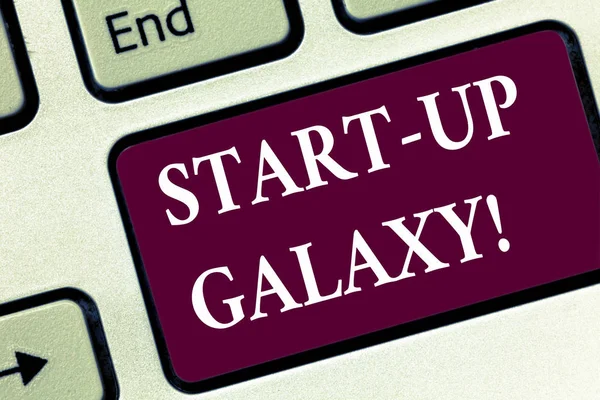 Handgeschreven tekst Start Up Galaxy. Wat betekent nieuw concept ontstaan bedrijf gemaakt door nieuwe ondernemers toets op het toetsenbord te willen maken van computer bericht op idee van het toetsenbord te drukken. — Stockfoto