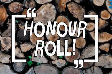 Kavramsal el onur rulo gösterilen yazma. İş fotoğraf vitrine notları belirli bir ortalama ahşap arka plan üzerinde vintage ahşap vahşi mesaj fikirleri düşünceleri kazandık öğrenciler listesi.