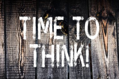 Aklımdan çıkmıyor için gösterilen metin işareti. Kavramsal fotoğraf düşünme planlama fikirleri cevap sorular ahşap arka plan vintage ahşap vahşi mesaj fikirler niyetli düşünceler.