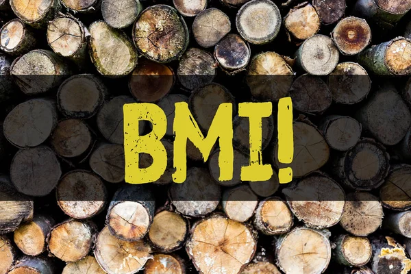 Word tekst intoetsen Bmi. Businessconcept voor Body Mass Index bepaalt gezond gewicht bereik met betrekking tot de hoogte houten achtergrond vintage hout wilde bericht ideeën bedoelingen gedachten. — Stockfoto