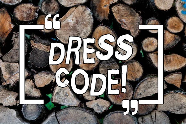 Tulisan tangan konseptual menunjukkan Dress Code. Foto bisnis menampilkan Aturan tentang apa yang dapat Anda pakai dan tidak ke sekolah atau peristiwa Latar belakang Wooden Pesan liar kayu pemikiran . — Stok Foto