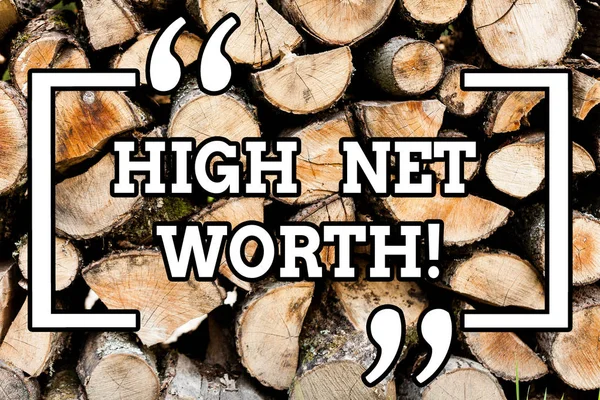 Tekst pisma ręcznego pisania High Net Worth. Pojęcia, co oznacza posiadanie highvalue coś drogiego Aclass firmy drewniane tło vintage drewna wiadomość dzikie pomysły intencje myśli. — Zdjęcie stockowe