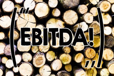 FAVÖK gösterilen metin işareti. Kavramsal fotoğraf kazanç önce faiz vergi Amortisman amortisman kısaltma ahşap arka plan vintage ahşap vahşi mesaj fikirler niyetli düşünceler.