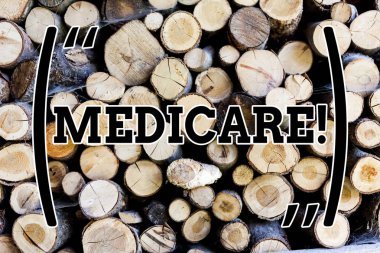 Medicare gösterilen metin işareti. 65 yukarıda veya Engelli vintage ahşap vahşi mesaj fikirler niyetli düşünceler ahşap arka plan göstermek için kavramsal fotoğraf Federal Sağlık sigortası.