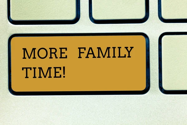 Scrittura di testi a mano More Family Time. Concetto significato Trascorrere del tempo in famiglia di qualità insieme è molto importante Tastiera chiave Intenzione di creare messaggio del computer premendo idea tastiera . — Foto Stock