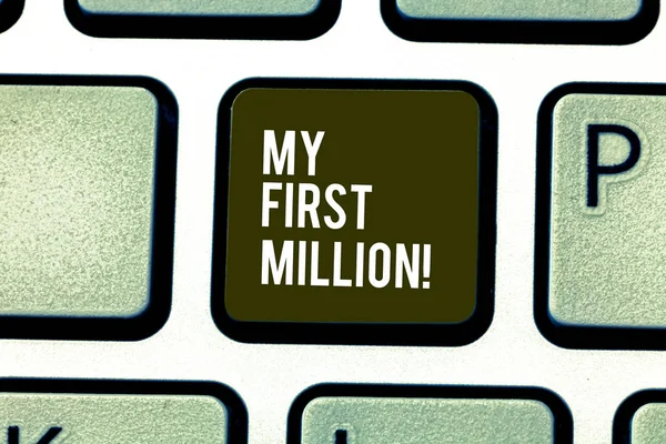 단어 쓰기 텍스트 내 첫 백만. 당신의 첫 번째 큰 현금 키보드 키 누르면 키패드 아이디어 컴퓨터 메시지를 만들 의도 수집 하는 데 도움이 되는 것 들의 목록에 대 한 비즈니스 개념. — 스톡 사진