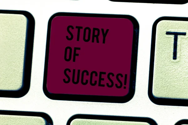Написання тексту "Історія успіху". Концепція бізнесу для демонстрації піднімається до успіху або блискучих досягнень Клавіатура клавіатури Намір створити комп'ютерне повідомлення натискання клавіатури ідеї . — стокове фото