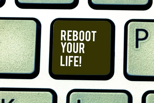 Word tekst intoetsen Reboot Your Life. Businessconcept voor start nieuwe carrière voldoen aan nieuwe tonen ga vreemd plaatst toets op het toetsenbord te willen maken van computer bericht op idee van het toetsenbord te drukken. — Stockfoto