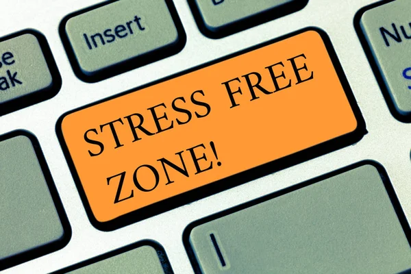 Escrita à mão texto escrevendo Stress Free Zone. Conceito que significa espaço estudantes podem aprender e praticar regularmente evidência Teclado chave Intenção de criar mensagem de computador pressionando ideia teclado . — Fotografia de Stock