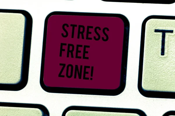 Texto para escrita de palavras Stress Free Zone. Conceito de negócio para estudantes do espaço pode aprender e praticar regularmente evidência Teclado chave Intenção de criar mensagem de computador pressionando ideia teclado . — Fotografia de Stock