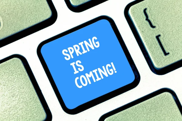 Текстовый знак, показывающий приближение весны. Концептуальный фотосезон после зимы, в котором растительность начинает появляться клавиши клавиатуры Намерение создать компьютерные сообщения нажатием клавиатуры идея . — стоковое фото