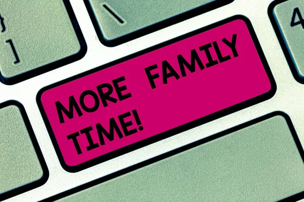 Konzeptionelle Handschrift, die mehr Zeit für die Familie zeigt. Business-Foto präsentiert verbringen Qualität Familienzeit zusammen ist sehr wichtig Tastatur wichtigsten Absicht, Computer-Nachricht Idee zu erstellen. — Stockfoto