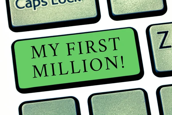 Texto de escritura de palabras My First Million. Concepto de negocio para la lista de cosas que le ayudan a reunir su primer tecla de efectivo grande Teclado Intención de crear mensaje de computadora presionando la idea del teclado . — Foto de Stock