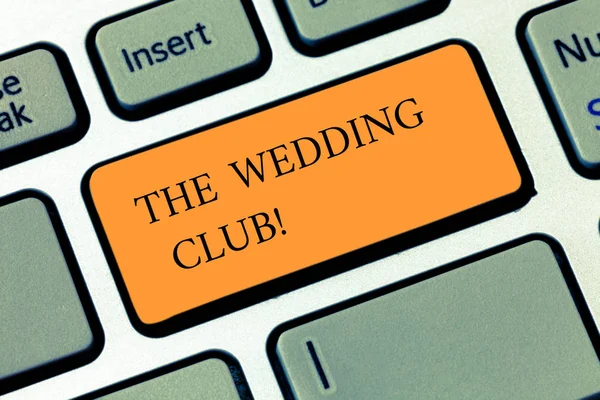 手書き文字の書き込み、結婚式クラブ。カップルが結婚してキーボードのキーのキーパッドのアイデアを押すとコンピューターのメッセージを作成する意図を得て盛大なパーティーをスローされます概念意味場所. — ストック写真