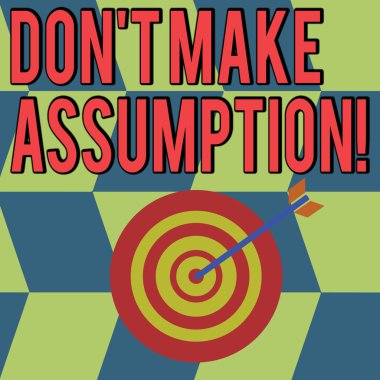 Kavramsal el Don T varsayım yapmak gösterilen yazma. Kanıt Renkli Dart tahtası ile ok isabet olmadan da dava için varsayıyorum bir şey Merkezi boğa göz vitrine iş fotoğraf.