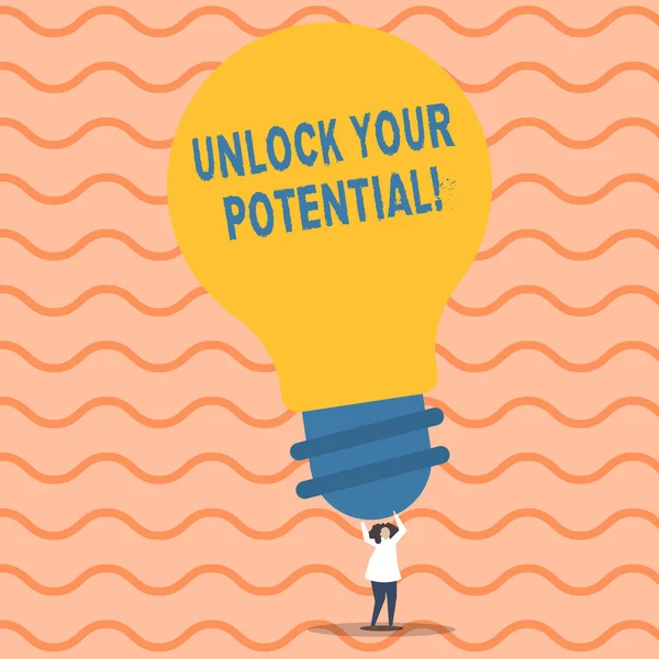 Uwaga: pisanie Wyświetlono Unlock Your Potential. Biznesowe zdjęcie prezentujący możliwości wydania kształcenia i szkolenia jest kluczem osoba stoi broni gospodarstwa duże żółta żarówka pomysłów. — Zdjęcie stockowe