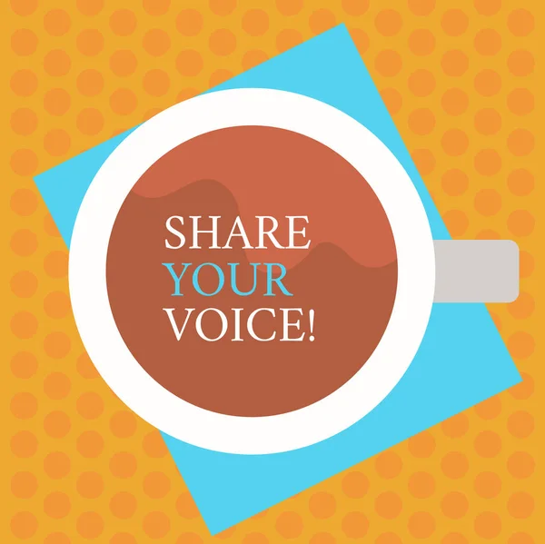 Escribir una nota que muestra Share Your Voice. Exhibición de la foto del negocio diga su opinión a cada uno y discuta con otros Vista superior de la taza que bebe llenada con la bebida en la foto del papel del color . — Foto de Stock