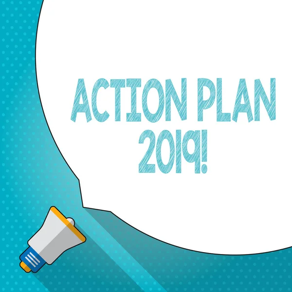 Ordet skriver text Action Plan 2019. Affärsidé för föreslagna strategin eller kurs för innevarande år enorma Tom vit tal bubbla ockuperar halva av skärmen och liten MegaFon. — Stockfoto