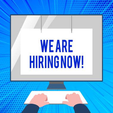 Biz Re işe şimdi yazma el yazısı metin. Monitörde Mockup klavye açık, boş beyaz ekran koruyucu ile son zamanlarda biri istihdam veya belirli bir proje yapmak için birini ödemek anlamına gelir kavramı eller.