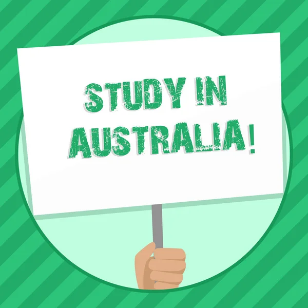 Handgeschreven tekst schrijven studie In Australië. Begrip betekenis afgestudeerde van overzeese universiteiten buitenkans Hand Holding leeg wit plakkaat ondersteund door handvat voor sociaal bewustzijn. — Stockfoto