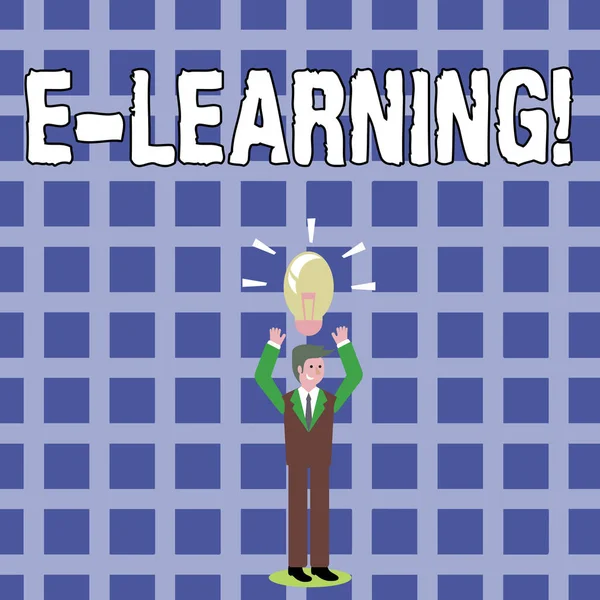 Znak tekstowy Wyświetlono E Learning. Koncepcyjne zdjęcie edukacji przez internet odległych nauki szkolnej sieci Web kursy studia biznesmen stojący Raising Arms górę z oświetlony ikonę żarówki na głowie. — Zdjęcie stockowe