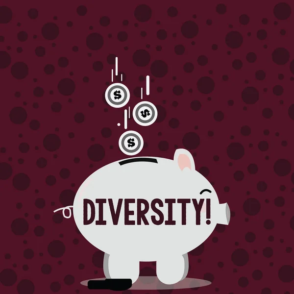 Írásbeli Megjegyzés mutatja a sokszínűség. Üzleti fénykép bemutatják különböző elemeinek sokszínű különböző többnemzetiségű Piggy Bank Sideview áll és a dollár érmék leesik a résen. — Stock Fotó