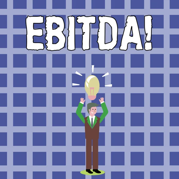 Κείμενο πινακίδα που δείχνει την Ebitda. Εννοιολογική φωτογραφία κέρδη πριν ενδιαφέρον φόρους απόσβεσης αποσβέσεις συντομογραφία επιχειρηματίας μόνιμη αύξηση όπλων πρός τα πάνω με το φωτισμένο εικονίδιο λάμπα στο κεφάλι του. — Φωτογραφία Αρχείου