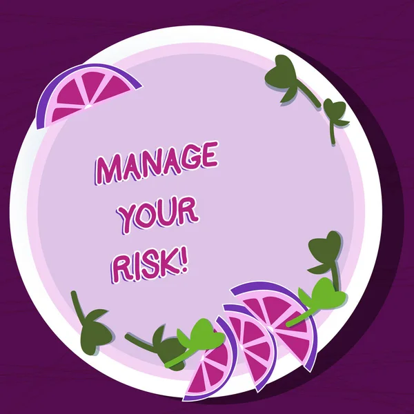 リスクの管理を示すメモを書きます。可能性を識別する練習を紹介ビジネス写真リスク事前にスライスしたライムくさびの切り欠きとハーブの葉色板. — ストック写真