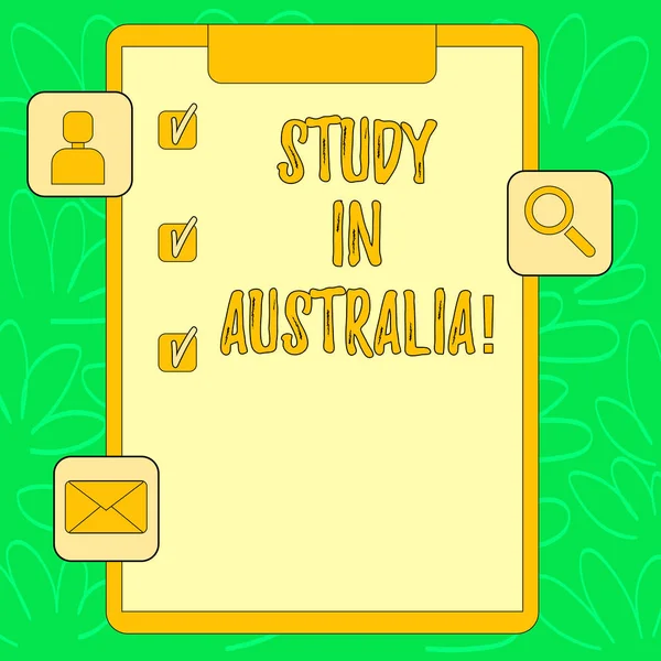 Conceptuele hand schrijven waarin studie In Australië. Zakelijke foto tekst afgestudeerde van overzeese universiteiten grote kans Klembord met aankruisen en Apps voor beoordeling en herinnering. — Stockfoto