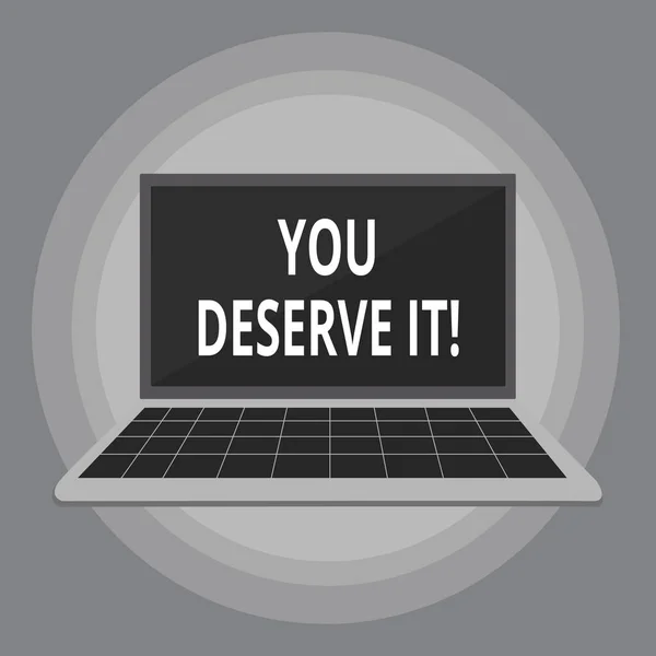 Schreiben Notiz zeigt, dass Sie es verdienen. Business-Foto-Präsentation sollte es wegen ihrer Qualitäten oder Aktionen Laptop mit Gitter-Design-Tastatur-Bildschirm auf Pastell-Hintergrund haben. — Stockfoto