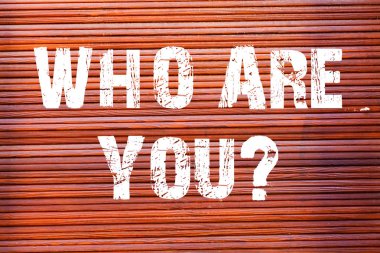 Word metin kim sana soru yazma. Tuğla duvar sanatı duvarda yazılı Graffiti motivasyonel arama gibi bir kimlik veya demonstratingal bilgi hakkında sorduğun için iş kavramı.