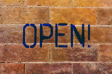 Kavramsal el açık gösterilen yazma. Duvarda yazılı Graffiti motivasyon gibi iş fotoğraf vitrine izin ver şeyler aracılığıyla veya için acele kullanma aksine kapalı tuğla duvar sanat geçmek.