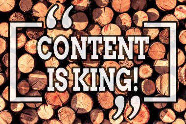 İçerik kral olduğunu yazma el yazısı metin. Artan görünürlüğü sigara anlamı pazarlama odaklı kavram ödenen arama sonuçları ahşap arka plan vintage ahşap vahşi mesaj fikirler niyetli düşünceler.