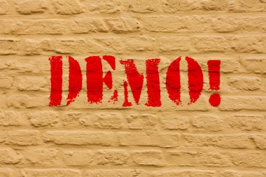 El yazısı metin Demo. Deneme Beta sürümü ücretsiz Test örnek önizleme prototip tuğla duvar sanatı duvarda yazılı Graffiti motivasyonel arama gibi bir şey anlam kavramı.