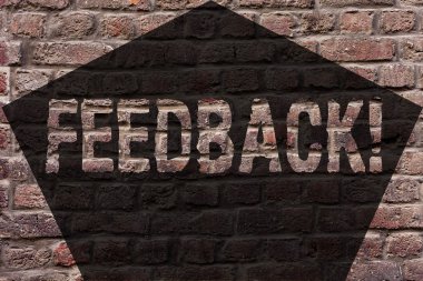 El yazısı metin geribildirim. Müşteri inceleme görüş tepki değerlendirme vermek bir yanıt geri tuğla duvar sanat Graffiti motivasyonel çağrı duvarda yazılı gibi anlam kavramı.